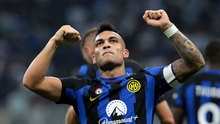 MILAN, ITALY - SEPTEMBER 03: Lautaro Martinez of Inter celebrates his team's second goal during the Serie A TIM match between FC Internazionale and ACF Fiorentina at Stadio Giuseppe Meazza on September 03, 2023 in Milan, Italy. (Photo by Emilio Andreoli - Inter/Inter via Getty Images) Serie A, Inter a valanga: Fiorentina battuta 4-0. Il Torino piega il Genoa 1-0 - immagine 1