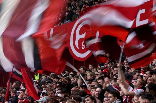 Düsseldorf, Germania - 3 maggio 2024: Tifosi del Fortuna Düsseldorf durante la partita di 2. Bundesliga contro il Norimberga. (Foto di Lars Baron/Getty Images) Fortuna Düsseldorf, la nuova iniziativa per i tifosi: ingresso gratuito allo stadio per 5 partite- immagine 2