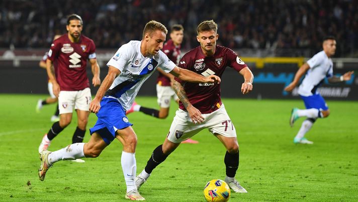TURIN, ITALY - OCTOBER 21: Davide Frattesi of FC Internazionale is challenged by Karol Linetty of Torino FC during the Serie A TIM match between Torino FC and FC Internazionale at Stadio Olimpico di Torino on October 21, 2023 in Turin, Italy. (Photo by Valerio Pennicino/Getty Images) Torino-Inter 0-3, Frattesi: “Affrontare i granata è come andare dal dentista” - immagine 1