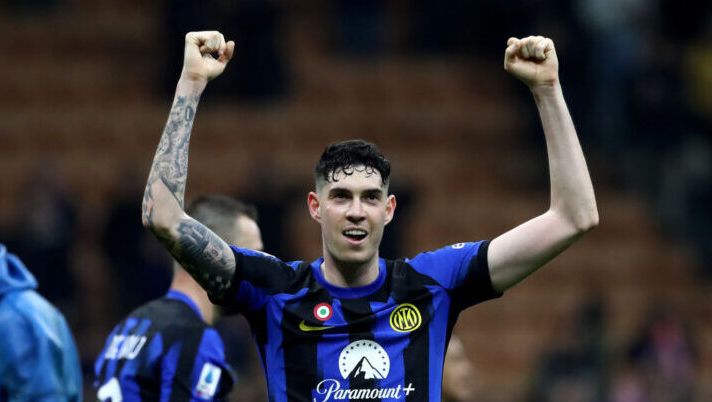 MILAN, ITALY - FEBRUARY 28: Alessandro Bastoni of FC Internazionale celebrates after the Serie A TIM match between FC Internazionale and Atalanta BC Serie A TIM at Stadio Giuseppe Meazza on February 28, 2024 in Milan, Italy. (Photo by Marco Luzzani/Getty Images) Bastoni: “Per l’Inter mi butterei nel fuoco, scritta la storia. La nostra vera forza è questa” - immagine 1