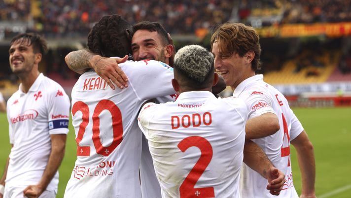 LECCE, ITALY - OCTOBER 20: Danilo Cataldi of Fiorentina celebrates with their teammates after scoring his team's third goal during the Serie A match between Lecce and Fiorentina at Stadio Via del Mare on October 20, 2024 in Lecce, Italy. (Photo by Maurizio Lagana/Getty Images) Non chiamatela “Fiorentina B”: vincere per avvicinare gli ottavi - immagine 1