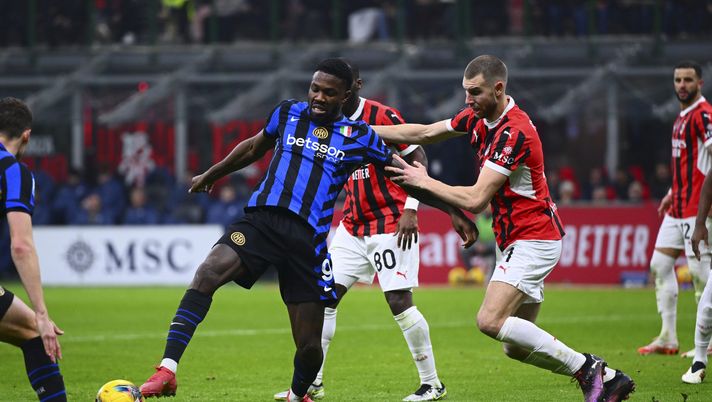 MILAN, ITALY - FEBRUARY 02: Strahinja Pavlovic of AC Milan competes for the ball with Marcus Thuram of FC Internazionale during the Serie A match between AC Milan and FC Internazionale at Stadio Giuseppe Meazza on February 02, 2025 in Milan, Italy. (Photo by Mattia Pistoia - Inter/Inter via Getty Images) Derby e polemiche: tensione alle stelle tra Pellegatti e Biasin a Pressing - immagine 1