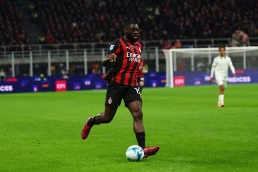 MILAN, ITALY - NOVEMBER 02: Youssouf Fofana of AC Milan runs with the ball during the Serie A match between AC Milan and AS Roma at Giuseppe Meazza Stadium on November 02, 2025 in Milan, Italy. (Photo by Giuseppe Cottini/AC Milan via Getty Images) fofana-milan-roma-serie-a