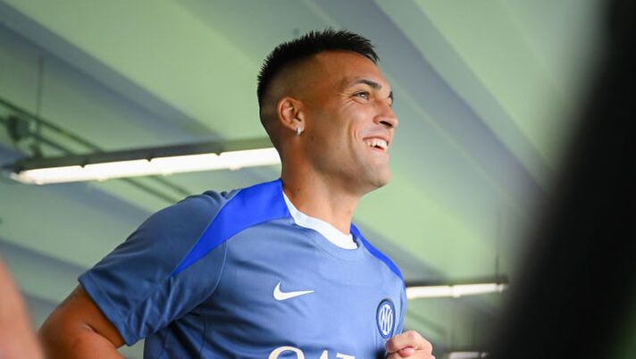 COMO, ITALY - AUGUST 06: Lautaro Martinez of FC Internazionale in action during the FC Internazionale training session at BPER Training Centre at Appiano Gentile on August 06, 2024 in Como, Italy. (Photo by Mattia Pistoia - Inter/Inter via Getty Images) Gazzetta: “Inter, ecco quando sarà annunciato il rinnovo di Lautaro Martinez” - immagine 1