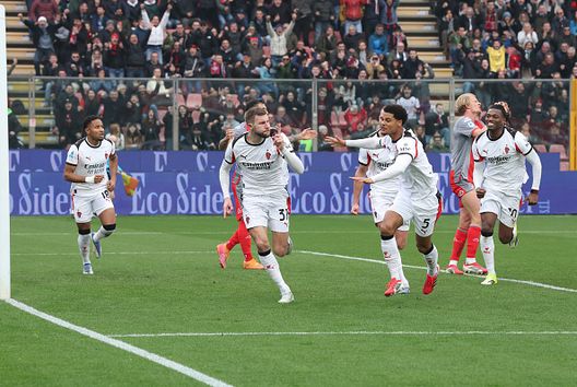 CREMONA, ITALIA - 1 MARZO: Strahinja Pavlovic dell'AC Milan esulta dopo aver segnato il gol durante la partita di Serie A tra US Cremonese e AC Milan allo Stadio Giovanni Zini il 1 marzo 2026 a Cremona, Italia. (Foto di Claudio Villa/AC Milan tramite Getty Images) Milan, Pavlovic difensore col fiuto del gol: terza rete in stagione. Record eguagliato- immagine 2