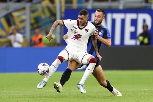 MILAN, ITALY - SEPTEMBER 10: Antonio Sanabria of Torino FC is challenged by Stefan de Vrij of during the Serie A match between FC Internazionale and Torino FC at Stadio Giuseppe Meazza on September 10, 2022 in Milan, Italy. (Photo by Marco Luzzani/Getty Images)