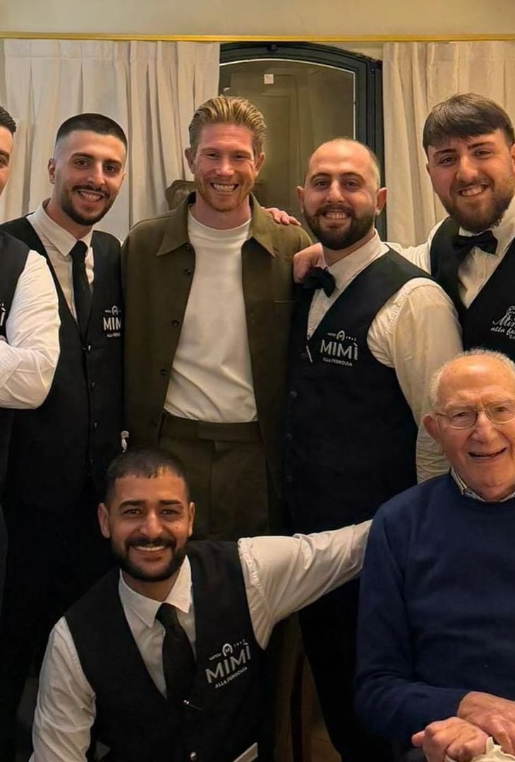 De Bruyne, serata di relax da Mimì alla Ferrovia: sorrisi e autografi – LA GALLERY - immagine 4