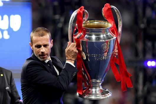 MADRID, SPAIN - JUNE 01: Aleksander Ceferin UEFA president picks up the Champions league trophy in preparation to presenting it to Liverpool during the UEFA Champions League Final between Tottenham Hotspur and Liverpool at Estadio Wanda Metropolitano on June 01, 2019 in Madrid, Spain. (Photo by Matthias Hangst/Getty Images) È arrivata la Super Lega- immagine 3
