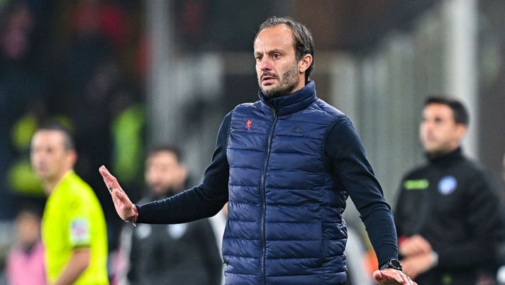 GENOA, ITALY - NOVEMBER 7: Alberto Gilardino, head coach of Genoa, reacts during the Serie A match between Genoa and Como at Stadio Luigi Ferraris on November 7, 2024 in Genoa, Italy. (Photo by Simone Arveda/Getty Images) Gilardino dopo Atalanta-Pisa: “Cercheremo di raggiungere l’obiettivo” - immagine 1