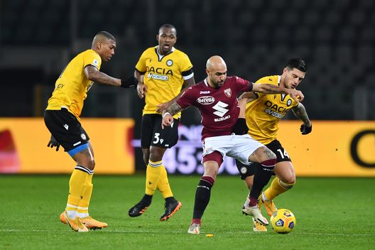 TURIN, ITALY - DECEMBER 12: Simone Zaza of Torino F.C. and Kevin Bonifazi of Udinese Calcio battle for the ball during the Serie A match between Torino FC and Udinese Calcio at Stadio Olimpico di Torino on December 12, 2020 in Turin, Italy. Sporting stadiums around Italy remain under strict restrictions due to the Coronavirus Pandemic as Government social distancing laws prohibit fans inside venues resulting in games being played behind closed doors. (Photo by Valerio Pennicino/Getty Images) Torino, il pagellone di fine 2020: Zaza 5.5, il Covid l’ostacola ma gli errori pesano- immagine 2