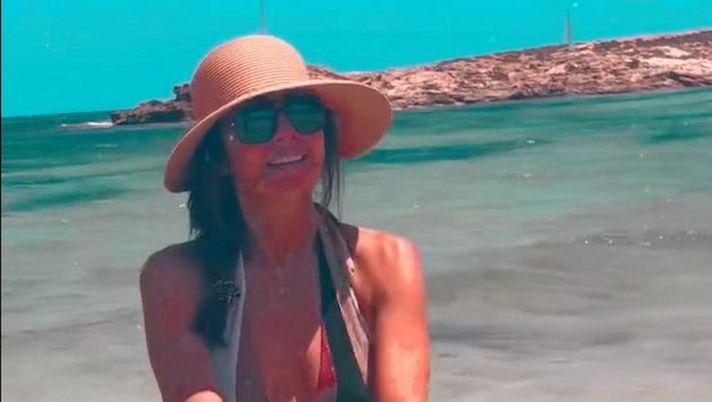 Ambra: “Il mio corpo? Non ci siamo mai amati. Ma ora mi è simpatico e…” Ambra: “Il mio corpo? Non ci siamo mai amati. Ma ora mi è simpatico e…” - immagine 1