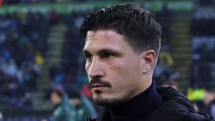CAGLIARI, ITALY - JANUARY 31: Cagliari's coach Fabio Pisacane looks on during the Serie A match between Cagliari Calcio and Hellas Verona FC at Stadio Sant'Elia on January 31, 2026 in Cagliari, Italy. (Photo by Enrico Locci/Getty Images) Pisacane: “La scelta su Folorunsho, come stanno Mina, Kilicsoy e Mazzitelli! Su Esposito e Palestra…” - immagine 1