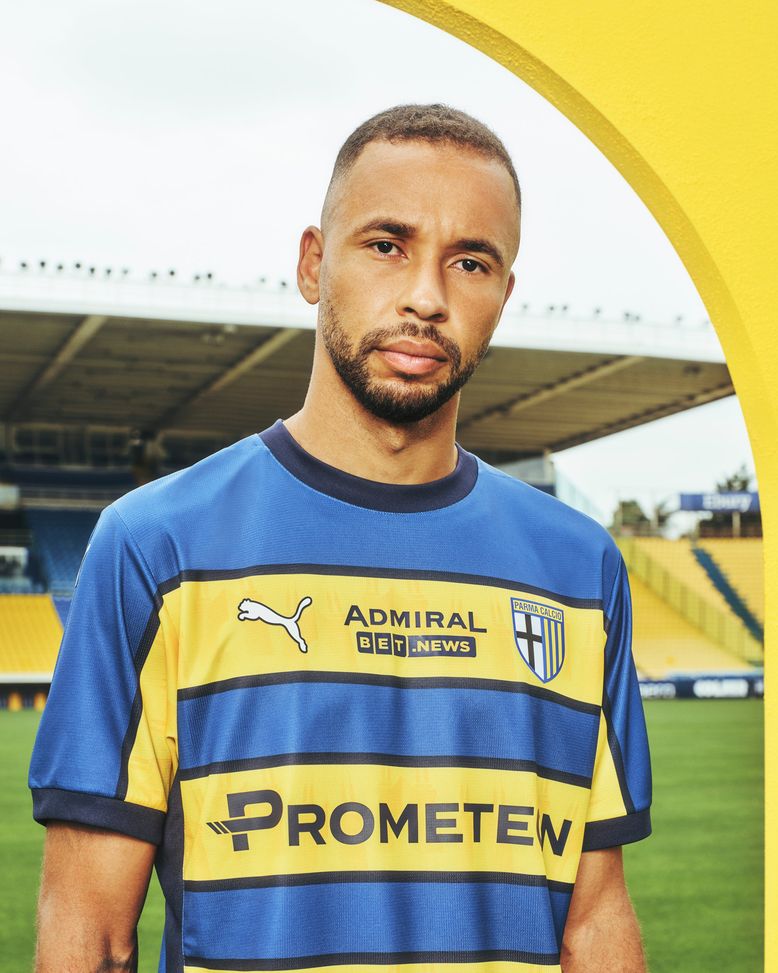 Parma, presentata la seconda maglia: spicca il logo 'Tardini 100'