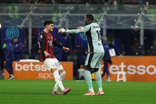 Milano, Italia - 23 novembre 2025: Mike Maignan e Davide Bartesaghi festeggiano per la vittoria contro l'Inter. (Foto di Giuseppe Cottini/AC Milan via Getty Images) Inter-Milan tra vittorie, clean sheets e rigori parati: ecco alcune curiosità- immagine 3