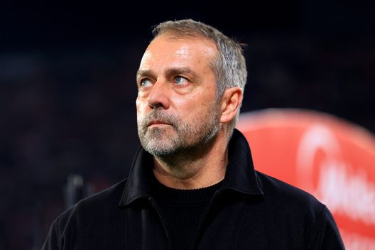 Hansi Flick, allenatore del Barcellona, durante il match contro il Siviglia all'Estadio Ramon Sanchez Pizjuan. (Foto di Fran Santiago/Getty Images) Guida al derby catalano Barcellona-Girona: orario, probabili formazioni e pronostico- immagine 2
