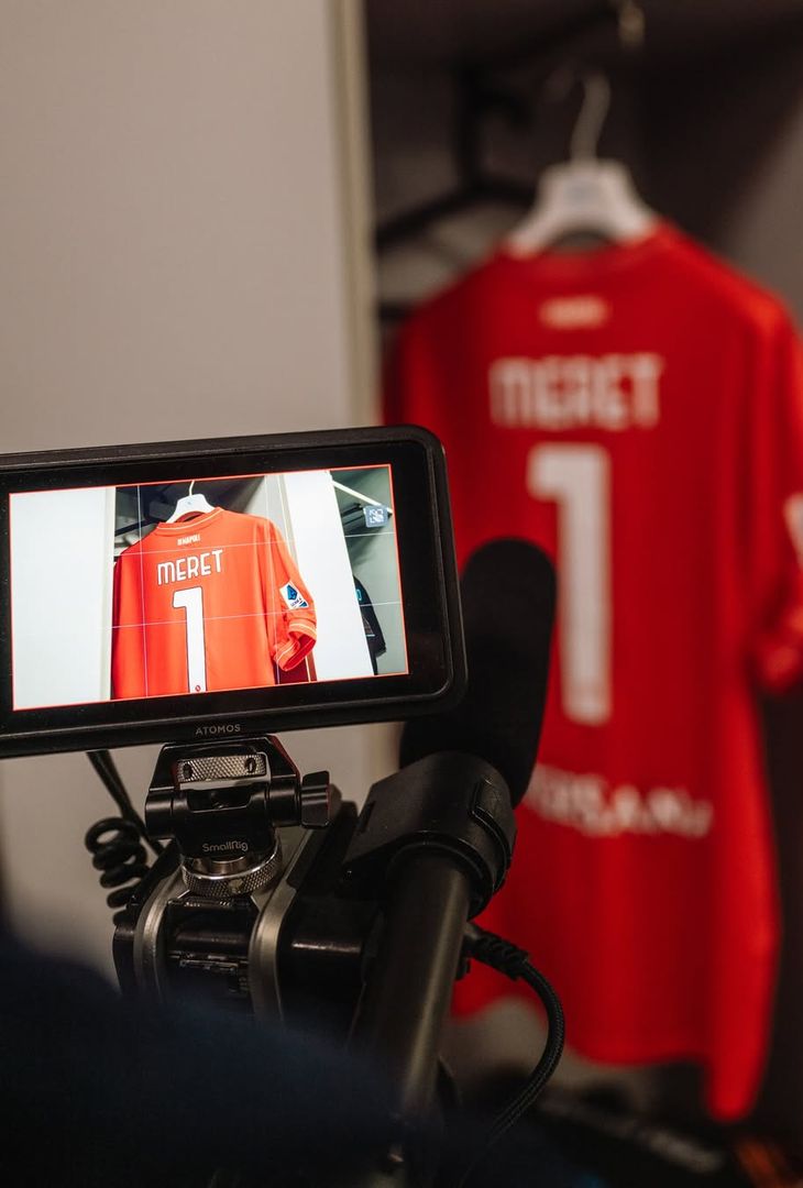 Sale l'attesa per il fischio d'inizio (fissato per le 18:00 odierne) di Juventus-Napoli, gara valevole per la 22ª giornata del campionato 2025/26 di Serie A. Per l'occasione, la squadra di Antonio Conte, come dimostra il seguente post pubblicato dalla società partenopea sul proprio account Instagram, scenderà in campo con indosso la terza maglia, rinominata dallo stesso club di Fuorigrotta con l'appellativo 'Cafè'.