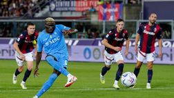 Osimhen preso in giro per il rigore sbagliato a Bologna. L’agente minaccia il Napoli