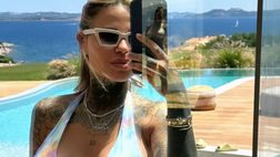 Zoe Cristofoli, selfie sexy a bordo piscina. Fisico top per lady Hernandez