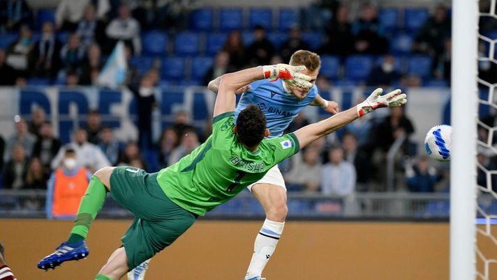 ROME, ITALY - APRIL 16: Ciro Immobile of SS Lazio scores a first goal during the Serie A match between SS Lazio and Torino FC at Stadio Olimpico on April 16, 2022 in Rome, Italy. (Photo by Marco Rosi - SS Lazio/Getty Images) Lazio-Torino, i precedenti: dal match-salvezza al pari di Immobile al 92′- immagine 2
