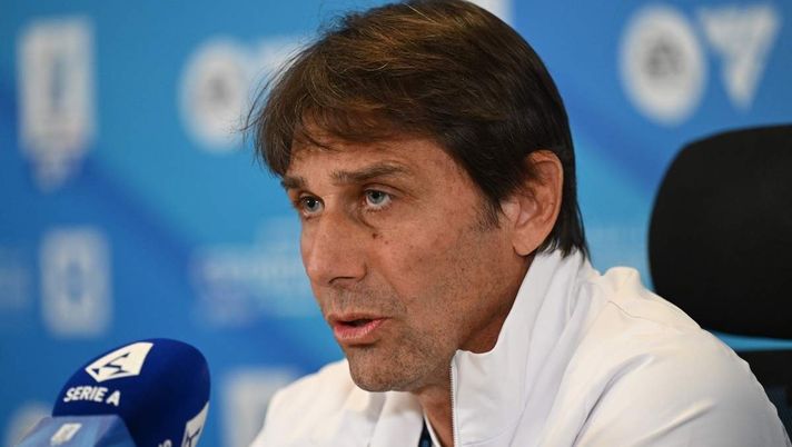 Antonio Conte (allenatore Napoli), durante una conferenza stampa da Riyadh (Arabia Saudita) | Serie A News (Getty Images) Napoli-Milan, Conte si coccola Hojlund: “Ce lo teniamo stretto” - immagine 1