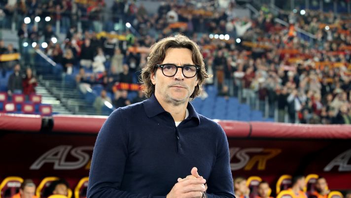 ROME, ITALY - OCTOBER 31: Torino head coach Paolo Vanoli looks on during the Serie A match between AS Roma and Torino at Stadio Olimpico on October 31, 2024 in Rome, Italy. (Photo by Paolo Bruno/Getty Images) Vanoli: “Passivi contro una Roma ferita, sono arrabbiato. Il gol lo abbiamo regalato” - immagine 1