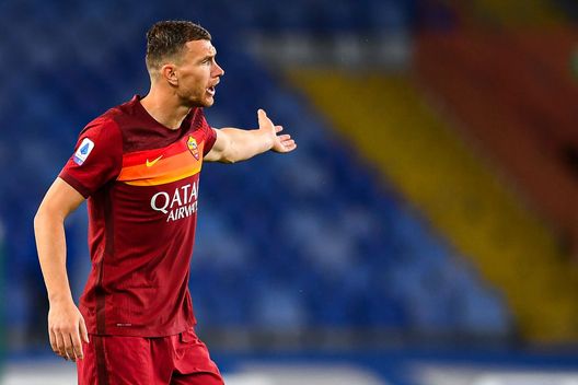 Genova, Italia - 2 maggio 2021: Edin Dzeko durante la partita tra Sampdoria e Roma. (Foto di Getty Images) Edin Dzeko alla Fiorentina, ora è ufficiale: il Cigno di Sarajevo torna in A- immagine 3