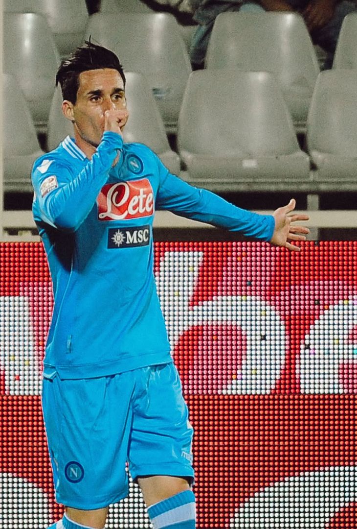 Poco più di 48 ore separano Fiorentina-Napoli dal suo fischio d'inizio. Valevole per la 3ª giornata di Serie A, la gara andrà in scena domani, sabato 13 settembre, alle 20:45. Nel frattempo, per smorzare l'attesa, l'account Instagram della società partenopea ha pubblicato un post composto da ben dieci fotografie, una per ogni battaglia che ha avuto per protagoniste, sotto i riflettori dello Stadio Artemio Franchi, la compagine gigliata e quella azzurra. Un viaggio che parte dalla stagione 2013/14 e che termina con lo scontro più recente: quello dell'annata 2024/25.