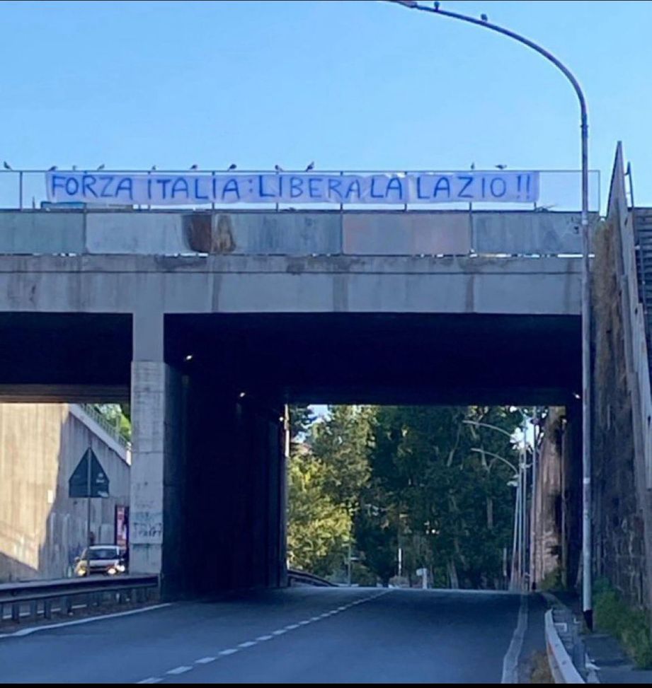 Lazio, continua la protesta dei tifosi: altro striscione sulla Via Aurelia- immagine 2