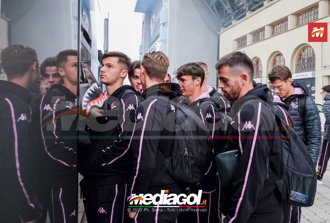 FOTO Palermo: la squadra verso Benevento. Cori e striscioni al “Barbera” (La Gallery) - immagine 27