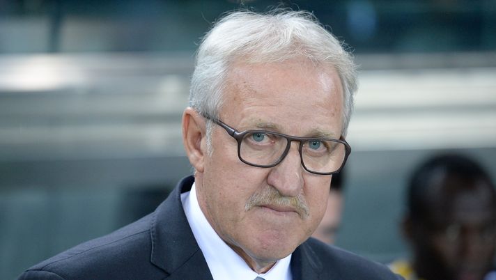 UDINE, ITALY - OCTOBER 31: Head coach of Udinese Luigi Del Neri looks on during the Serie A match between Udinese Calcio and FC Torino at Stadio Friuli on October 31, 2016 in Udine, Italy. (Photo by Dino Panato/Getty Images) Udinese-Torino 2-2, parla Delneri: “Toro squadra forte, sicuramente non lotterà per la salvezza” - immagine 1