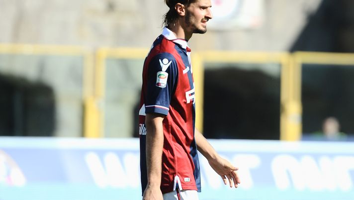 BOLOGNA, ITALY - SEPTEMBER 20: Marios Oikonomou # 2 of Bologna FC reacts during the Serie A match between Bologna FC and Frosinone Calcio at Stadio Renato Dall'Ara on September 20, 2015 in Bologna, Italy. (Photo by Mario Carlini / Iguana Press/Getty Images) L’ex difensore del Bologna Marios Oikonomou è in terapia intensiva: l’accaduto - immagine 1