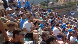 Castel di Sangro, i calciatori entrano in campo: il boato del pubblico dagli spalti