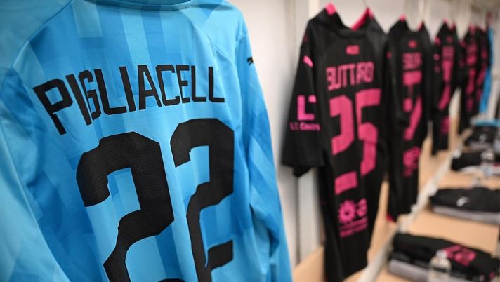 FOTO Bari-Palermo, ecco le maglie che indosseranno i rosanero al “San Nicola” - immagine 1