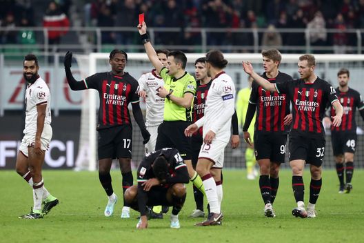 MILAN, ITALY - JANUARY 11: Koffi Djidji of Torino FC is shown a red card by referee, Davide Rapuano during the Coppa Italia match between AC Milan and Torino FC at Stadio Giuseppe Meazza on January 11, 2023 in Milan, Italy. (Photo by Marco Luzzani/Getty Images) Toro, il pagellone di fine anno: Djidji 6.5, Juric lo vuole ancora con sè- immagine 2