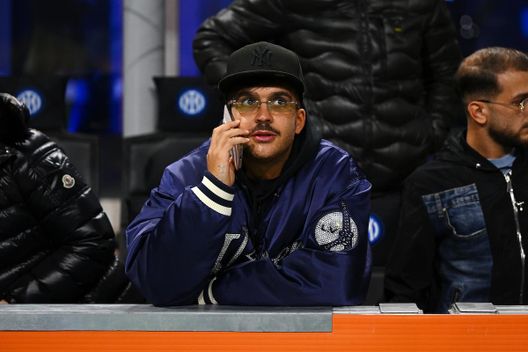 Il Napoli saluta lo storico speaker Decibel Bellini: nuova partnership con la società di Geolier Il Napoli saluta lo storico speaker Decibel Bellini: nuova partnership con la società di Geolier - immagine 1