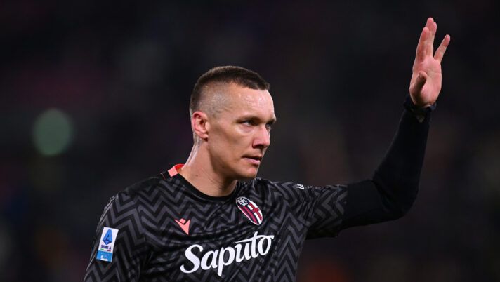 BOLOGNA, ITALY - MAY 04: Lukasz Skorupski of Bologna acknowledges the fans after his team's 1-1 draw in the Serie A match between Bologna and Juventus at Stadio Renato Dall'Ara on May 04, 2025 in Bologna, Italy. (Photo by Alessandro Sabattini/Getty Images) FLASH – Bologna, infortunio e cambio per Skorupski: è senza voto! Perché non è entrato Ravaglia - immagine 1