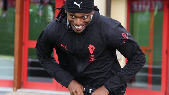 CAIRATE, ITALY - SEPTEMBER 25: Rafael Leao of AC Milan reacts during AC Milan training session at Milanello on September 25, 2025 in Cairate, Italy. (Photo by Claudio Villa/AC Milan via Getty Images) leao-infortunio-polpaccio-recupero-milanello-social-allegri-convocato-napoli-san-siro