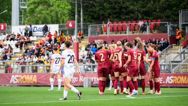 ROME, ITALY - MAY 04: Kathrine Kuhl of AS Roma celebrates after scored the third goal for herscored the third goal for her team during the Women Serie A Playoff Group A match between AS Roma and AC Milan at Stadio Tre Fontane on May 04, 2025 in Rome, Italy. (Photo by Fabio Rossi/AS Roma via Getty Images) Femminile, Roma-Milan 3-3: giallorosse rimontate. Spugna a +1 sulla Fiorentina - immagine 1