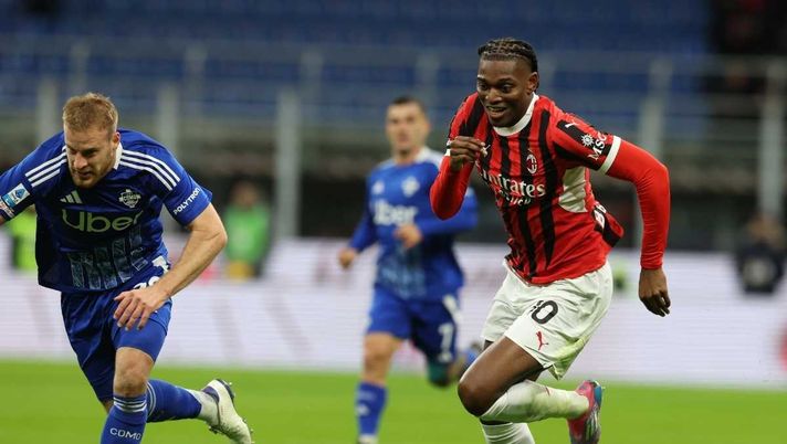 Rafael Leao (attaccante AC Milan), qui durante Milan-Como 2-1 (Serie A 2024-2025) | News (Getty Images) Pellegatti: 'Saltata Milan-Como a Perth, è la vittoria di tutti. Corsa a tre per lo Scudetto? Dico ...'