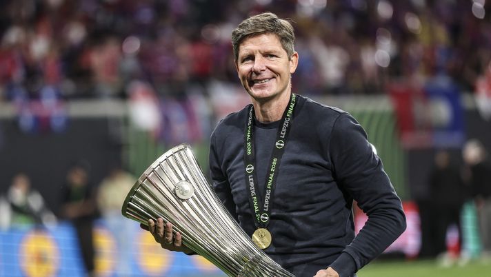 LEIPZIG, GERMANY - MAY 27: Oliver Glasner, Manager of Crystal Palace, celebrates with the UEFA Conference League trophy after his team's victory in the UEFA Conference League Final 2026 match between Crystal Palace FC and Rayo Vallecano de Madrid at Football Arena Leipzig on May 27, 2026 in Leipzig, Germany. (Photo by Maja Hitij/Getty Images) Milan libera Allegri? Contatti con Glasner: in corsa anche un ex United - immagine 1