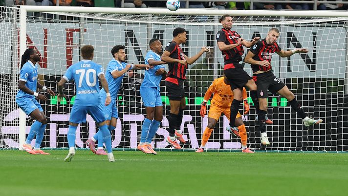 MILAN, ITALY - SEPTEMBER 28: Adrien Rabiot of AC Milan in action during the Serie A match between AC Milan and SSC Napoli at Giuseppe Meazza Stadium on September 28, 2025 in Milan, Italy. (Photo by Claudio Villa/AC Milan via Getty Images) Napoli-Milan, il pronostico di DDD: una partita che promette spettacolo - immagine 1