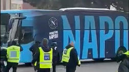 Il pullman del Napoli è arrivato al Maradona: che accoglienza da parte dei tifosi!