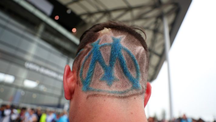 LIONE, FRANCIA - 16 MAGGIO: Un tifoso dell'Olympique de Marseille si gode l'atmosfera pre-partita in vista della finale di UEFA Europa League tra Olympique de Marseille e Club Atletico de Madrid allo Stade de Lyon il 16 maggio 2018 a Lione, Francia. (Foto di Catherine Ivill/Getty Images) L’Olympique Marseille cambia logo e la Volkswagen ironizza sulla somiglianza: “Per sempre i primi” - immagine 1