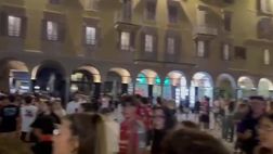 VIDEO / Cremonese in Serie A, è festa in città: spuntano cori e bandiere