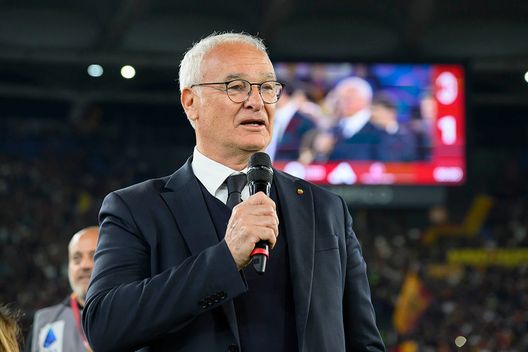 ROME, ITALY - MAY 18: AS Roma coach Claudio Ranieri greets the fans after the Serie A match between AS Roma and AC Milan at Stadio Olimpico on May 18, 2025 in Rome, Italy. (Photo by Luciano Rossi/AS Roma via Getty Images) TN Radio, Guarnieri (RadioSportiva): “Vanja a Roma? Potrebbe essere un obiettivo”- immagine 2