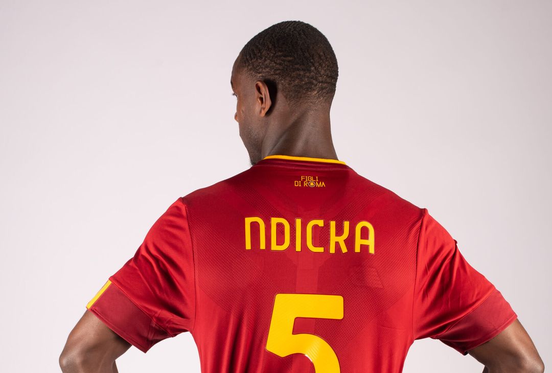 Roma, i primi scatti di Ndicka con la maglia giallorossa – FOTO GALLERY - immagine 8