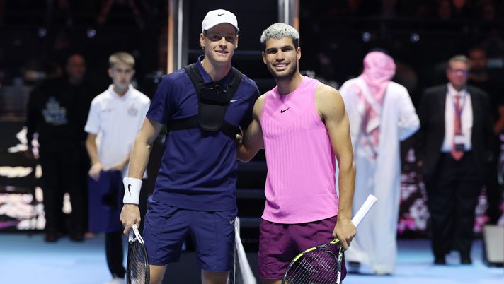 RIYADH, SAUDI ARABIA - OCTOBER 18: Carlos Alcaraz of Spain and Jannik Sinner of Italy pose for a photo together prior to the Men's Single's Final on day three of the Six Kings Slam 2025 at ANB Arena on October 18, 2025 in Riyadh, Saudi Arabia. (Photo by Clive Brunskill/Getty Images) Lo sport in streaming gratis: calendario 27 ottobre-2 novembre e diretta tv - immagine 1