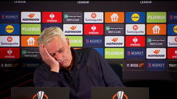 VIDEO – Mourinho show in conferenza: la domanda è troppo lunga e lui finge di dormire