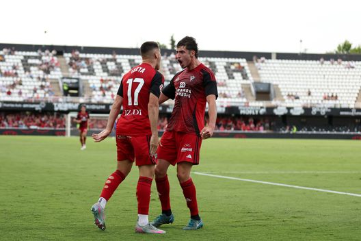 CARTAGENA, SPAGNA – 1 GIUGNO 2025: Urko Izeta del CD Mirandés celebra con il compagno di squadra Joaquín Panichelli dopo aver segnato il primo gol della squadra durante la partita di LaLiga Hypermotion tra FC Cartagena e CD Mirandés, disputata il 1º giugno 2025 allo stadio Municipal Cartagonova di Cartagena, in Spagna. (Foto di Florencia Tan Jun / Getty Images) Panichelli, ESCLUSIVA Will: “Non resterà molto a Strasburgo. Potenziale enorme, ricorda Batistuta”- immagine 3