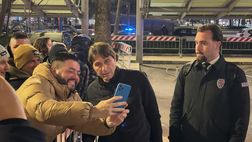 VIDEO / Vigilia Inter-Napoli, gli azzurri arrivano nel ritiro di Milano: Conte saluta i tifosi